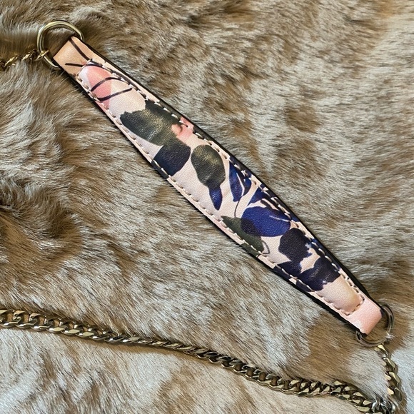 Guess mini over shoulder bag. Gold  and silver finishings, patterned. - Picture 5 of 9